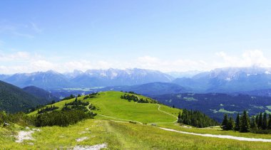 Garmisch-Partenkirchen, Bavyera yakınlarındaki otuzbir dağı tepeleri. Dağlarla çevrili manzarayı yukarıdan izle.