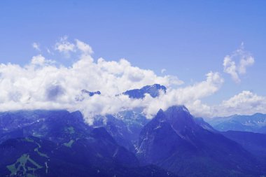 Garmisch-Partenkirchen, Bavyera yakınlarındaki otuzbir dağı tepeleri. Dağlarla çevrili manzarayı yukarıdan izle.