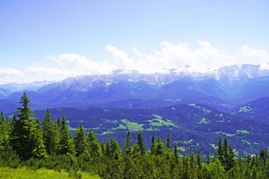 Garmisch-Partenkirchen, Bavyera yakınlarındaki otuzbir dağı tepeleri. Dağlarla çevrili manzarayı yukarıdan izle.