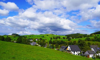 Oberhenneborn yakınlarındaki Sauerland 'de manzara. Tepeleri ve ormanları olan yeşil doğanın panoramik manzarası.