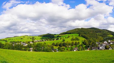 Oberhenneborn yakınlarındaki Sauerland 'de manzara. Tepeleri ve ormanları olan yeşil doğanın panoramik manzarası.