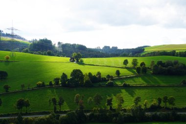 Oberhenneborn yakınlarındaki Sauerland 'de manzara. Tepeleri ve ormanları olan yeşil doğanın panoramik manzarası.