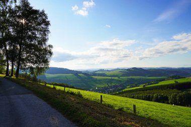 Oberhenneborn yakınlarındaki Sauerland 'de manzara. Tepeleri ve ormanları olan yeşil doğanın panoramik manzarası.