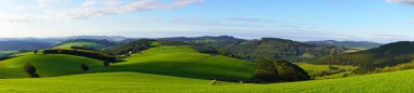 Oberhenneborn yakınlarındaki Sauerland 'de manzara. Tepeleri ve ormanları olan yeşil doğanın panoramik manzarası.