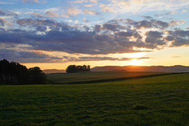 Sauerland 'de günbatımı. Akşamları batan güneşle manzara.