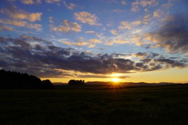 Sauerland 'de günbatımı. Akşamları batan güneşle manzara.