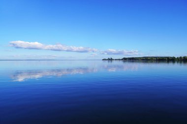 Mritz Ulusal Parkı 'ndaki göle bakan manzara. Mecklenburg Gölü Bölgesi.
