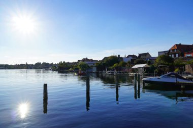 Malchow ve Malchower See 'nin manzarası. Mecklenburg Gölü Bölgesi.
