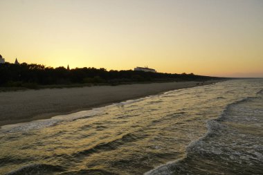 Akşamları güneş batarken Kullanım Alanı 'nda Baltık kıyıları.
