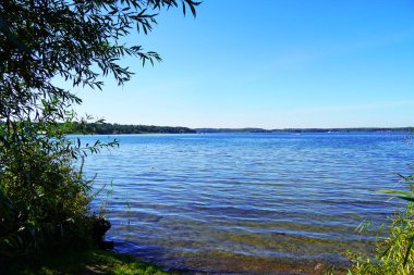 Waren sahilinden Mueritz Gölü manzarası.