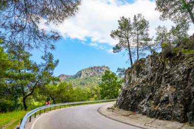 Kemer yakınlarındaki Calis Tepe 'de doğa. Türkiye 'de yeşil manzara.