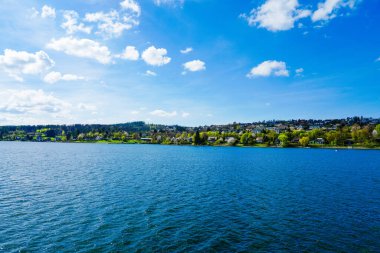 Sorpesee 'nin ve Sundern yakınlarındaki doğanın manzarası. Sauerland 'da yeşil ormanları olan bir yer..