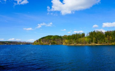 Sorpesee 'nin ve Sundern yakınlarındaki doğanın manzarası. Sauerland 'da yeşil ormanları olan bir yer..