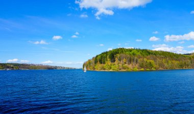 Sorpesee 'nin ve Sundern yakınlarındaki doğanın manzarası. Sauerland 'da yeşil ormanları olan bir yer..