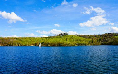 Sorpesee 'nin ve Sundern yakınlarındaki doğanın manzarası. Sauerland 'da yeşil ormanları olan bir yer..