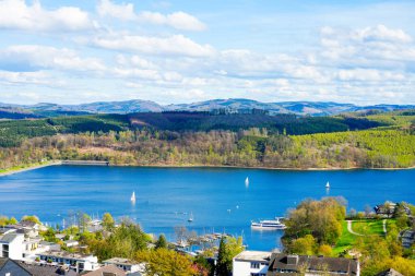 Sorpesee 'nin ve Sundern yakınlarındaki doğanın manzarası. Sauerland 'da yeşil ormanları olan bir yer..