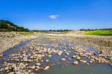 Arka planda dağlar olan nehir yatağı. Türkiye 'de manzara.