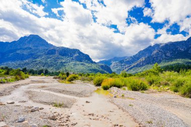 Arka planda Boğa Dağları olan nehir yatağı. Türkiye 'de manzara.