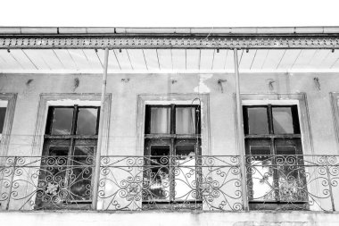 Eski harap bir evin ön cephesi.