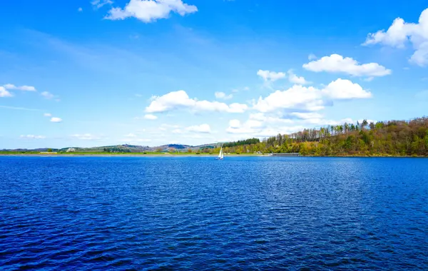 Sorpesee 'nin ve Sundern yakınlarındaki doğanın manzarası. Sauerland 'da yeşil ormanları olan bir yer..