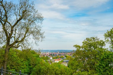 Baharda Bielefeld şehrinin manzarası.