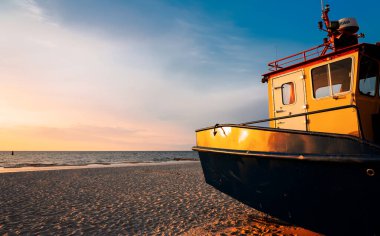 Polonya Baltık Denizi 'nde gün batımı. Akşamları Polonya Midzyzdroje yakınlarında balıkçı teknesi.