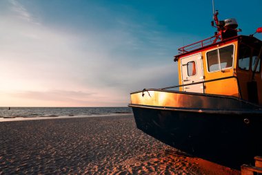 Polonya Baltık Denizi 'nde gün batımı. Akşamları Polonya Midzyzdroje yakınlarında balıkçı teknesi.