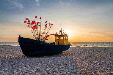 Polonya Baltık Denizi 'nde gün batımı. Akşamları Polonya Midzyzdroje yakınlarında balıkçı teknesi.