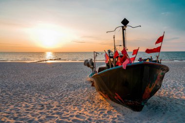 Polonya Baltık Denizi 'nde gün batımı. Akşamları Polonya Midzyzdroje yakınlarında balıkçı teknesi.