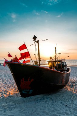 Polonya Baltık Denizi 'nde gün batımı. Akşamları Polonya Midzyzdroje yakınlarında balıkçı teknesi.