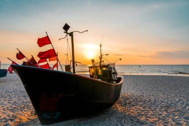 Polonya Baltık Denizi 'nde gün batımı. Akşamları Polonya Midzyzdroje yakınlarında balıkçı teknesi.