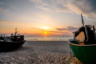 Polonya Baltık Denizi 'nde gün batımı. Akşamları Polonya Midzyzdroje yakınlarında balıkçı teknesi.
