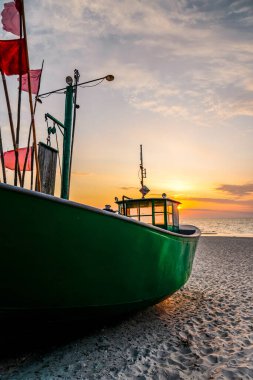Polonya Baltık Denizi 'nde gün batımı. Akşamları Polonya Midzyzdroje yakınlarında balıkçı teknesi.