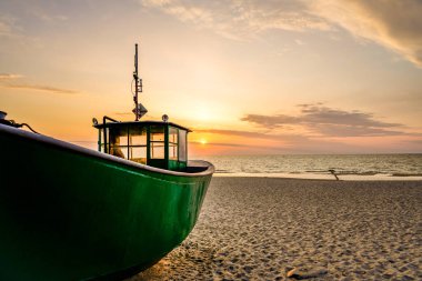 Polonya Baltık Denizi 'nde gün batımı. Akşamları Polonya Midzyzdroje yakınlarında balıkçı teknesi.