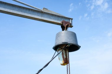 Arka planda mavi gökyüzü olan bir limanda ayrıntı.