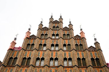 Hanover 'daki eski bir binanın cephesi. Tarihi mimari.