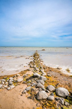 Gollwitz plajı yakınlarındaki Poel adasındaki Baltık Denizi manzarası.