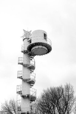 Swinoujscie limanındaki seyir kulesi. Baltık Denizi sahilinde bir kule..