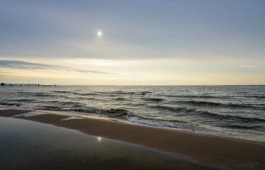 Polonya 'da Baltık Denizi' nde gün batımı. Akşamları deniz kenarında güneş batarken manzara.