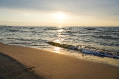 Polonya 'da Baltık Denizi' nde gün batımı. Akşamları deniz kenarında güneş batarken manzara.