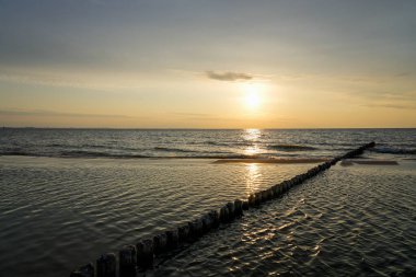 Polonya 'da Baltık Denizi' nde gün batımı. Akşamları deniz kenarında güneş batarken manzara.