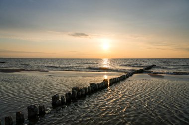 Polonya 'da Baltık Denizi' nde gün batımı. Akşamları deniz kenarında güneş batarken manzara.