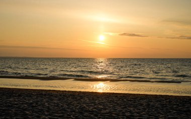 Polonya 'da Baltık Denizi' nde gün batımı. Akşamları deniz kenarında güneş batarken manzara.