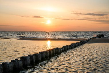 Polonya 'da Baltık Denizi' nde gün batımı. Akşamları deniz kenarında güneş batarken manzara.
