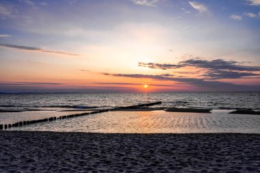 Polonya 'da Baltık Denizi' nde gün batımı. Akşamları deniz kenarında güneş batarken manzara.