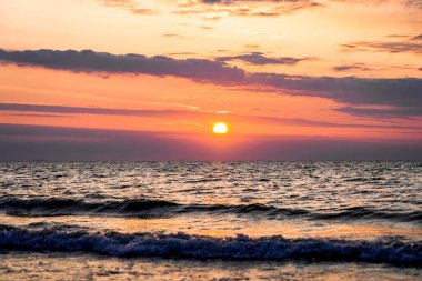 Polonya 'da Baltık Denizi' nde gün batımı. Akşamları deniz kenarında güneş batarken manzara.