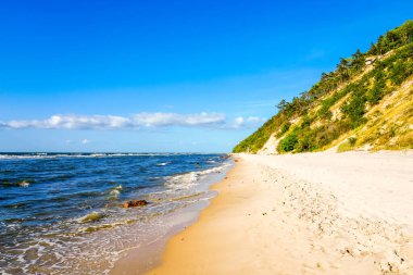 Misdroy yakınlarındaki Baltık Denizi plajı. Polonya sahilindeki sahil beldesi. Sahilde manzara.