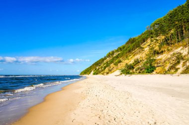 Misdroy yakınlarındaki Baltık Denizi plajı. Polonya sahilindeki sahil beldesi. Sahilde manzara.