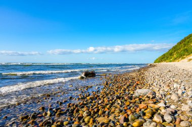 Misdroy yakınlarındaki Baltık Denizi plajı. Polonya sahilindeki sahil beldesi. Sahilde manzara.