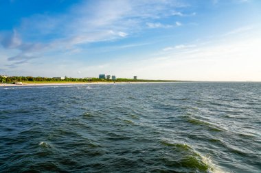 Polonya 'da Misdroy yakınlarında bir plaj. Polonya Baltık Denizi 'nin doğal kıyı kesimi. Deniz manzarası..